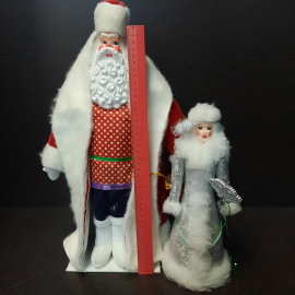 Дед Мороз на подставке и Снегурочка, современные. Высота 43 и 29 см. Картинка 15
